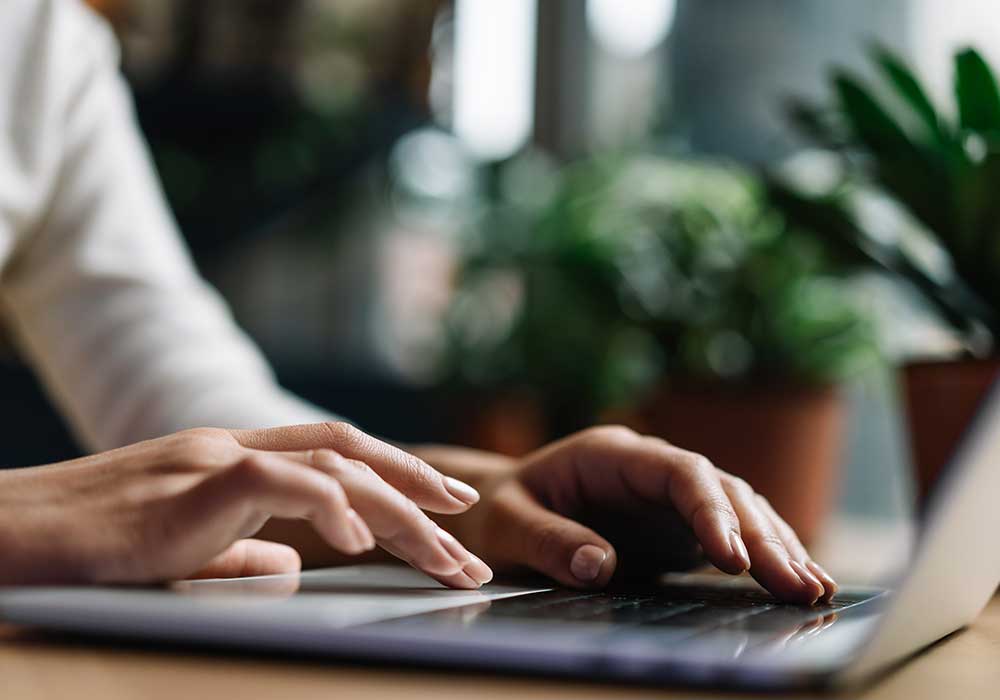 EUA ampliam contratações e Apple abre 20 mil vagas – sua chance de imigrar pode ser agora!